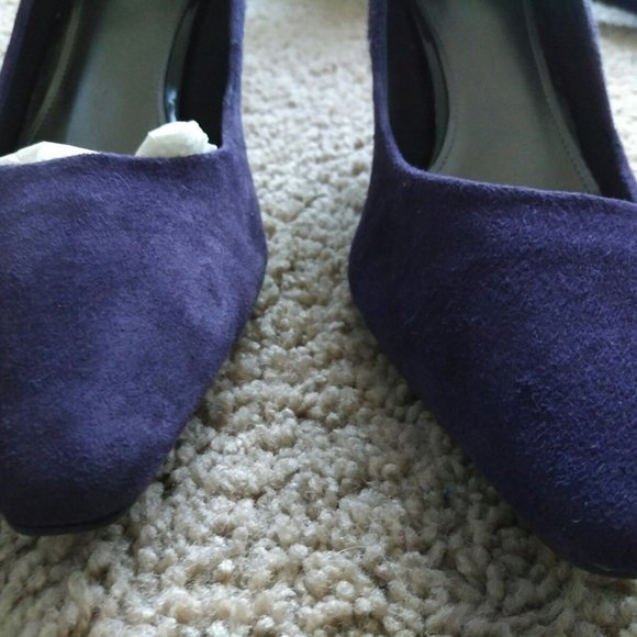 EAST 5th. Purple Pumps - Picture 8 of 8